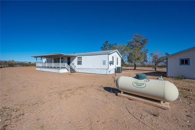 917 S Estrella Road, Golden Valley, AZ 86413