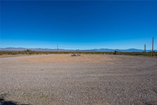 917 S Estrella Road, Golden Valley, AZ 86413