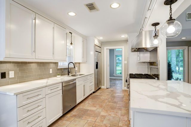 811 Castle Hill Trail, Kingwood, TX 77339