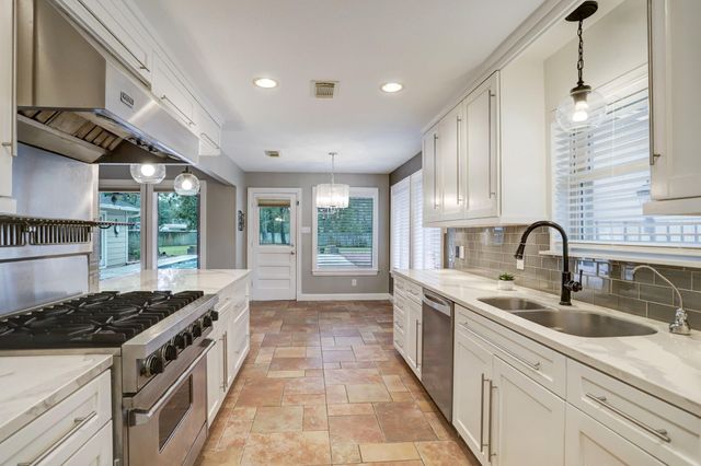 811 Castle Hill Trail, Kingwood, TX 77339