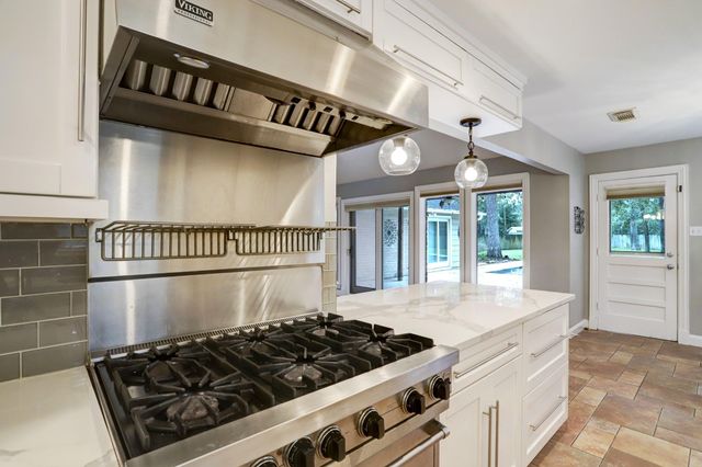 811 Castle Hill Trail, Kingwood, TX 77339