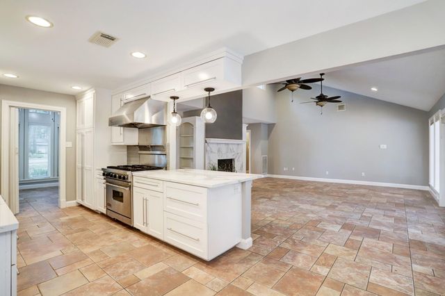 811 Castle Hill Trail, Kingwood, TX 77339
