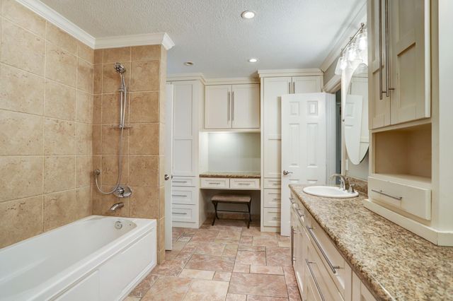 811 Castle Hill Trail, Kingwood, TX 77339
