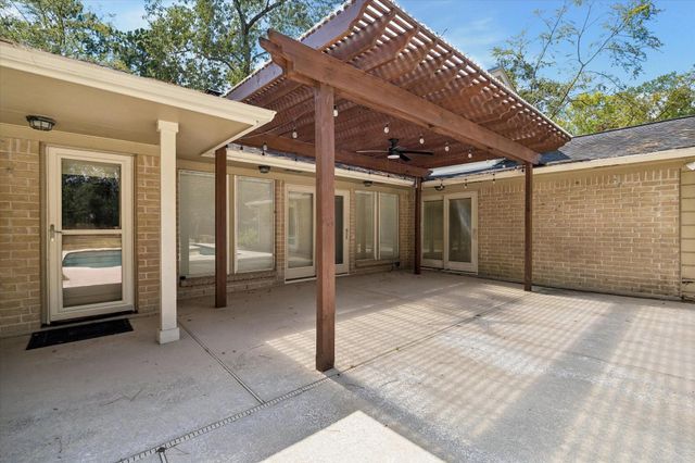 811 Castle Hill Trail, Kingwood, TX 77339