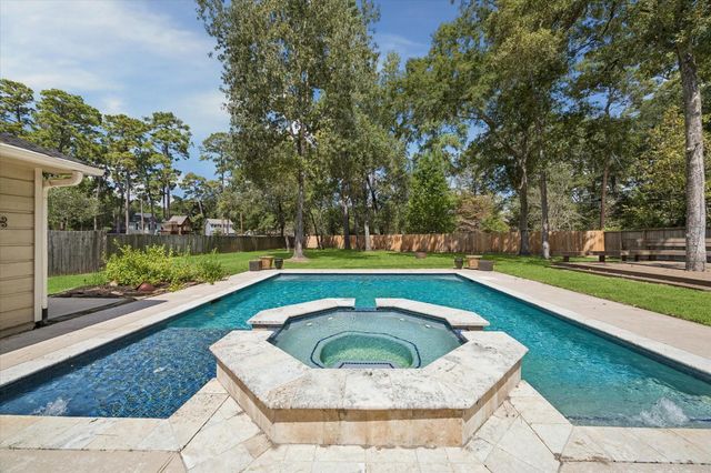 811 Castle Hill Trail, Kingwood, TX 77339