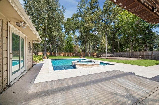 811 Castle Hill Trail, Kingwood, TX 77339