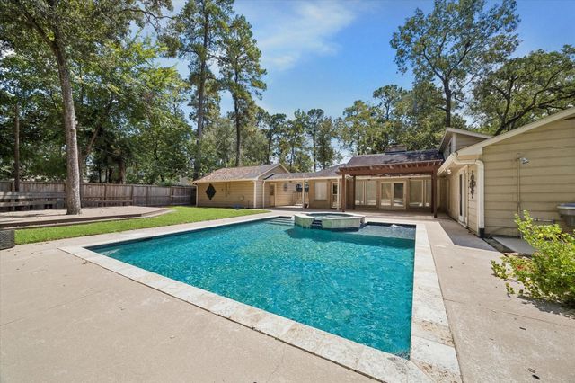 811 Castle Hill Trail, Kingwood, TX 77339