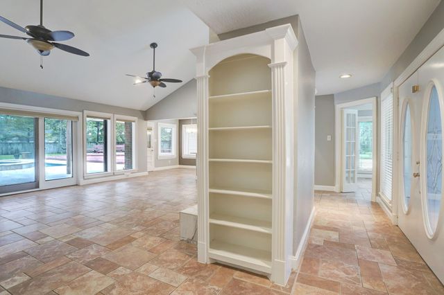 811 Castle Hill Trail, Kingwood, TX 77339