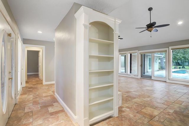 811 Castle Hill Trail, Kingwood, TX 77339