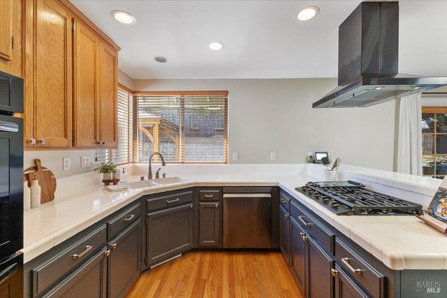 6081 Malcom Ln, Penngrove, CA 94951