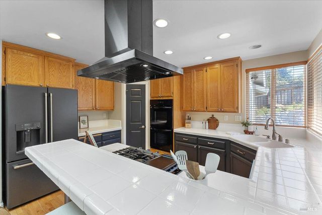 6081 Malcom Ln, Penngrove, CA 94951