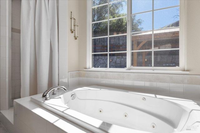 6081 Malcom Ln, Penngrove, CA 94951