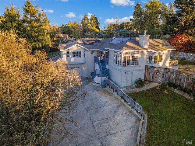 6081 Malcom Ln, Penngrove, CA 94951