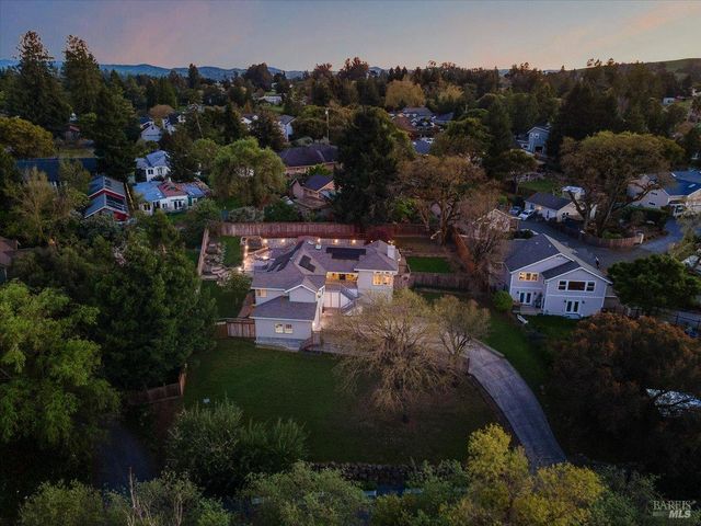 6081 Malcom Ln, Penngrove, CA 94951