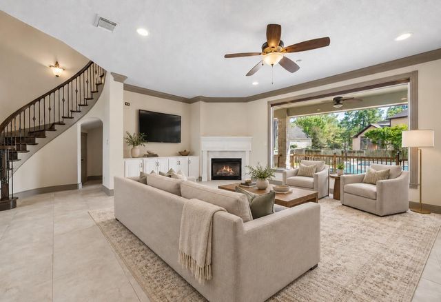 25 Club Oak Court, Kingwood, TX 77339