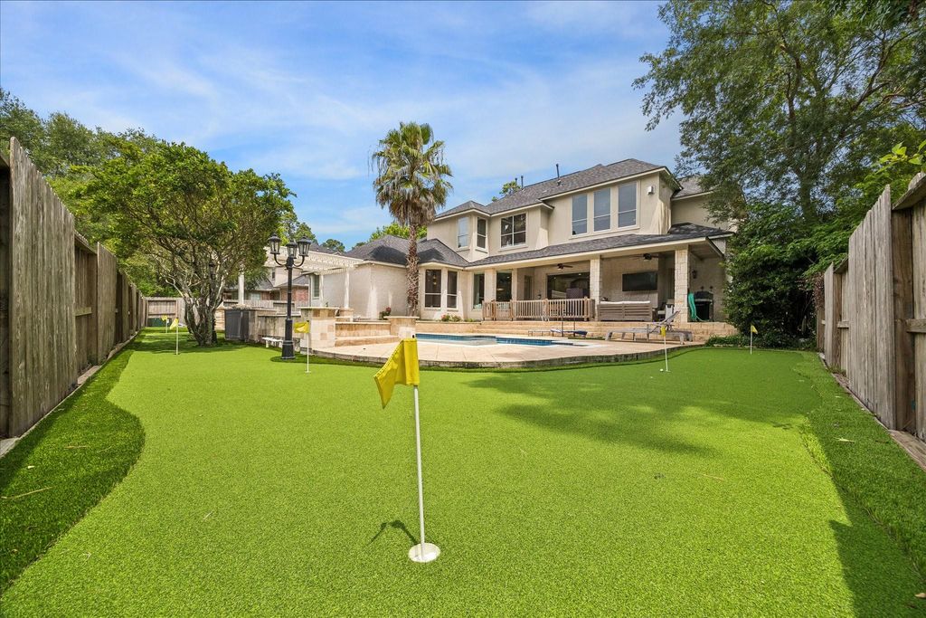 25 Club Oak Court, Kingwood, TX 77339