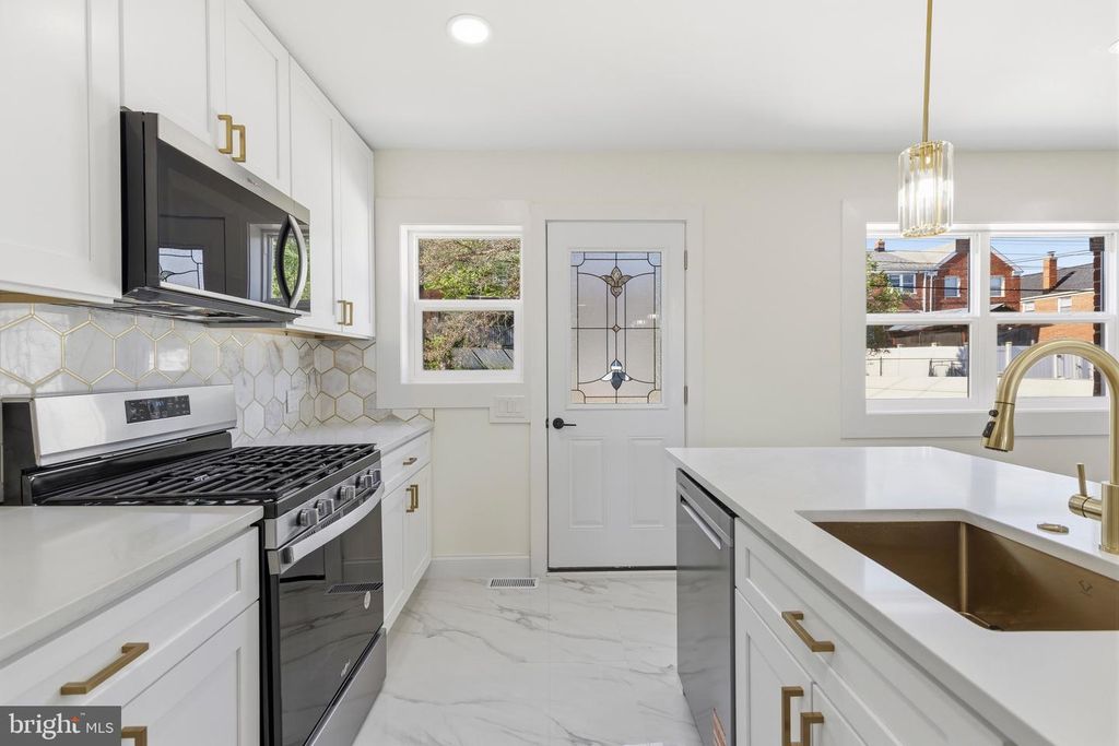 Image 7 of property listing at 5428 ADDINGTON RD, Baltimore, MD 21229