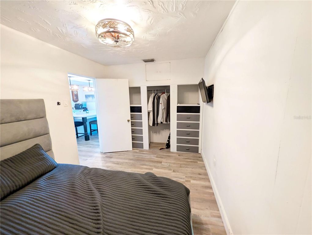 Image 15 of property listing at 1007 77TH STREET E, Palmetto, FL 34221