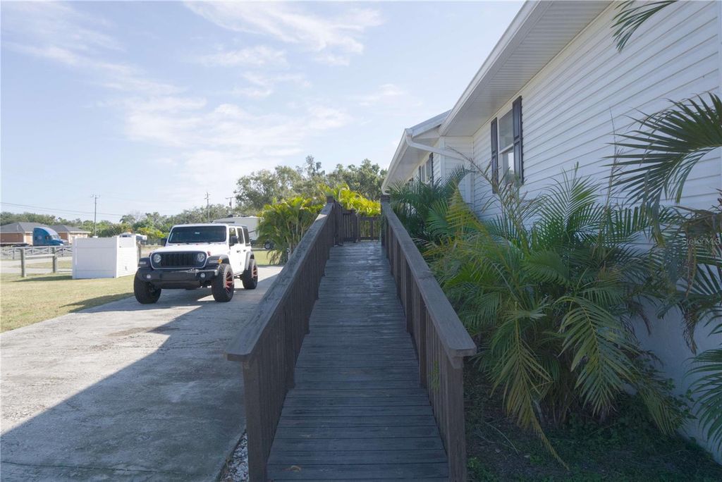 Image 6 of property listing at 1007 77TH STREET E, Palmetto, FL 34221