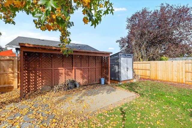 1414 Beekman Avenue, Medford, OR 97501