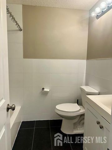 3 Farnham Square, Parlin, NJ 08859