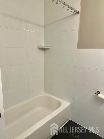 3 Farnham Square, Parlin, NJ 08859