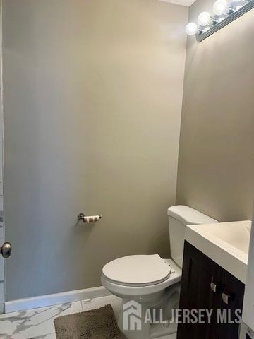 3 Farnham Square, Parlin, NJ 08859