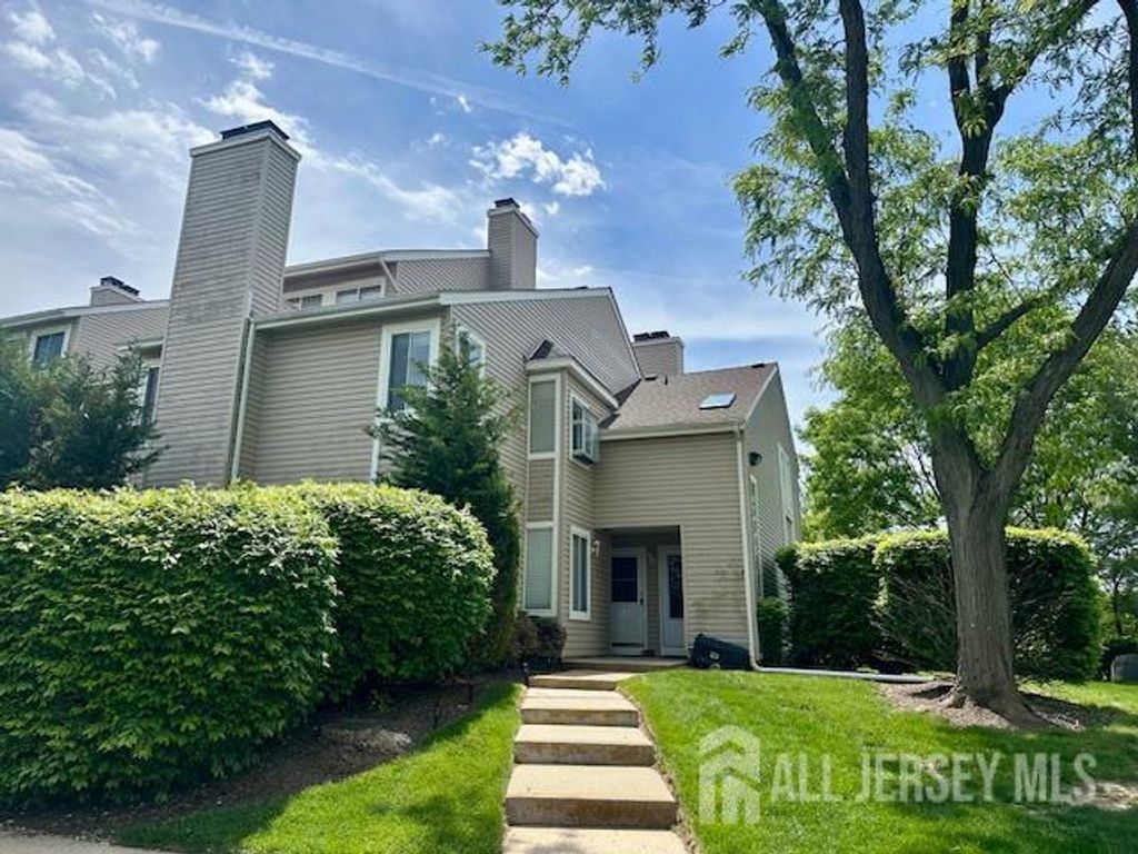 3 Farnham Square, Parlin, NJ 08859