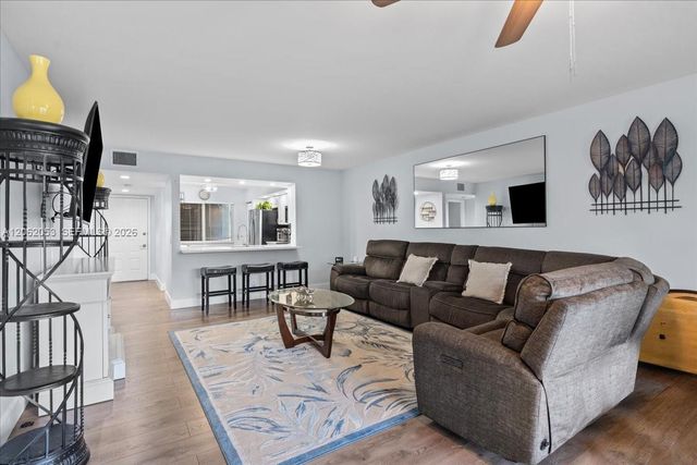12500 SW 5th Ct 208M, Pembroke Pines, FL 33027