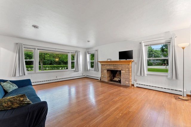 1636 LOST DAUPHIN ROAD, De Pere, WI 54115
