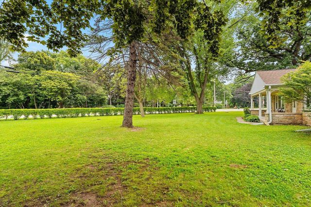 1636 LOST DAUPHIN ROAD, De Pere, WI 54115