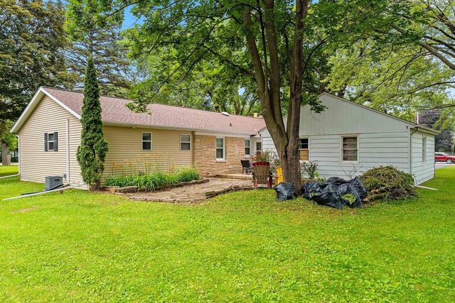 1636 LOST DAUPHIN ROAD, De Pere, WI 54115