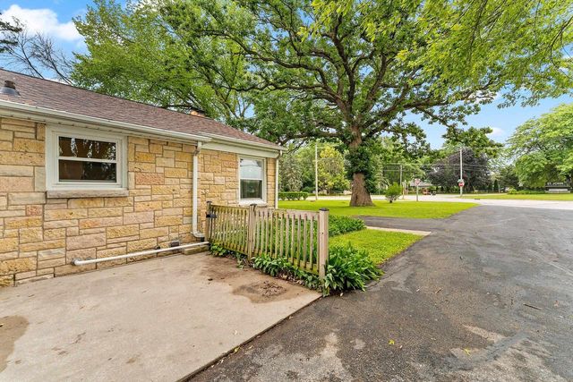 1636 LOST DAUPHIN ROAD, De Pere, WI 54115