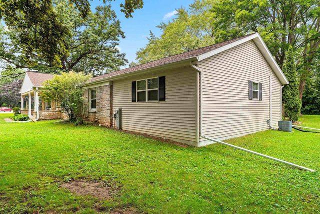 1636 LOST DAUPHIN ROAD, De Pere, WI 54115