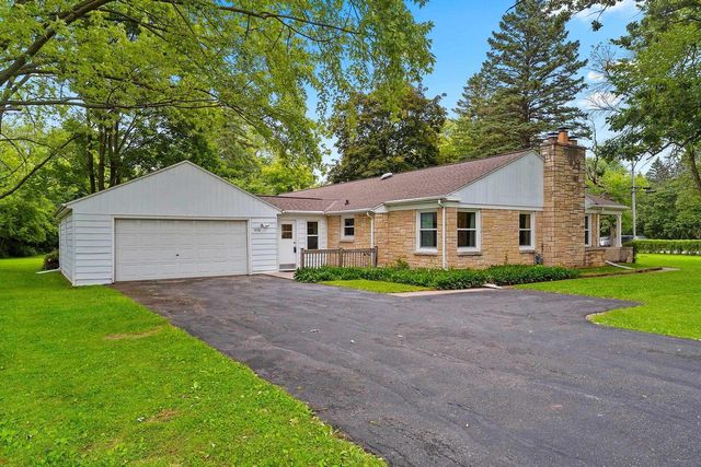 1636 LOST DAUPHIN ROAD, De Pere, WI 54115