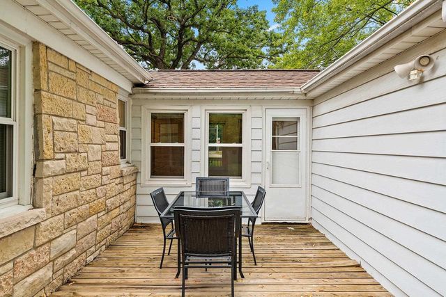1636 LOST DAUPHIN ROAD, De Pere, WI 54115
