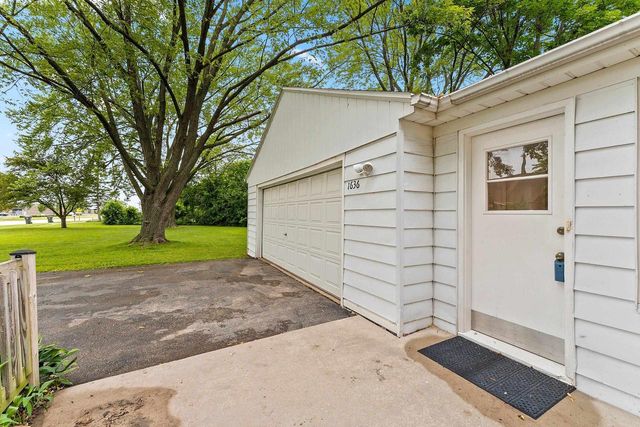 1636 LOST DAUPHIN ROAD, De Pere, WI 54115