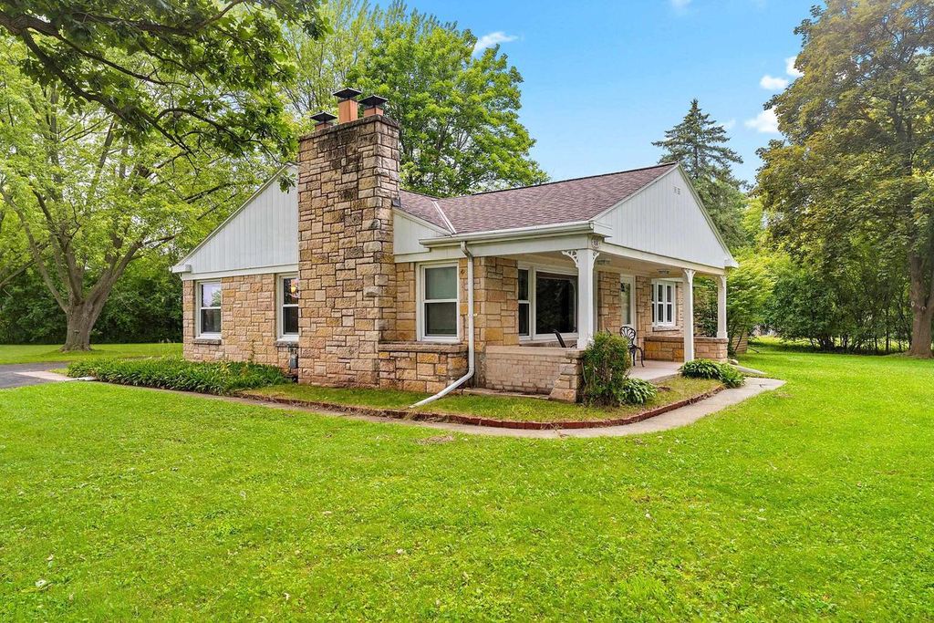 1636 LOST DAUPHIN ROAD, De Pere, WI 54115