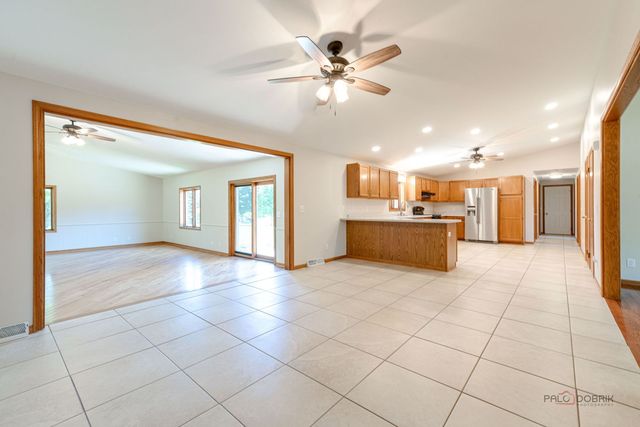 1516 W Reiche Lane, Mchenry, IL 60051