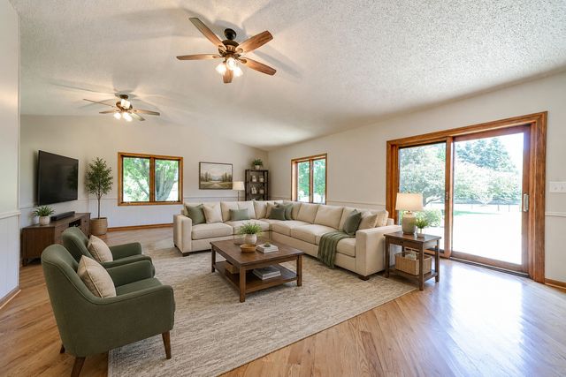 1516 W Reiche Lane, Mchenry, IL 60051