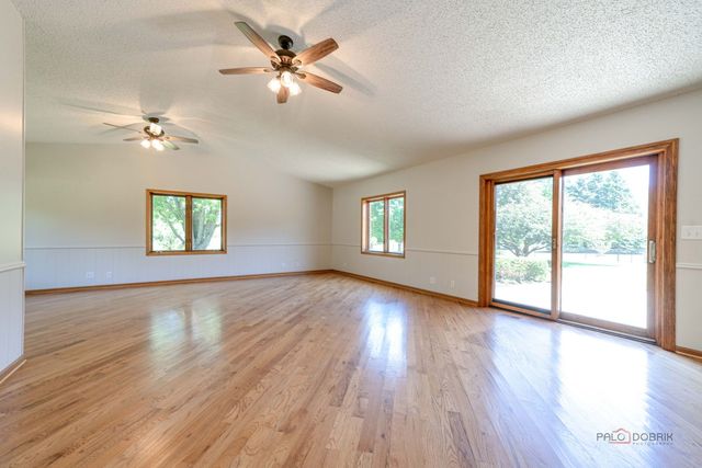 1516 W Reiche Lane, Mchenry, IL 60051