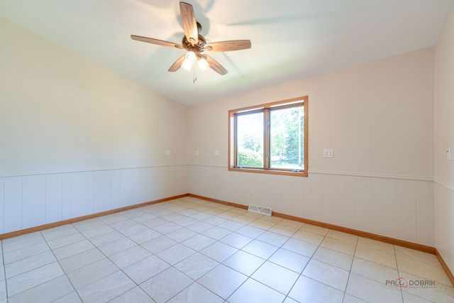 1516 W Reiche Lane, Mchenry, IL 60051