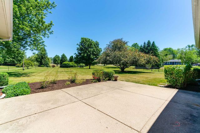 1516 W Reiche Lane, Mchenry, IL 60051