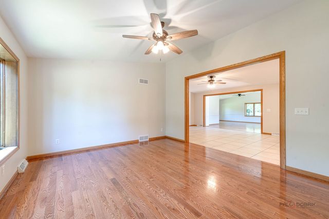 1516 W Reiche Lane, Mchenry, IL 60051