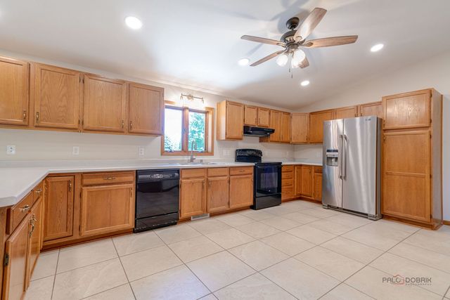 1516 W Reiche Lane, Mchenry, IL 60051