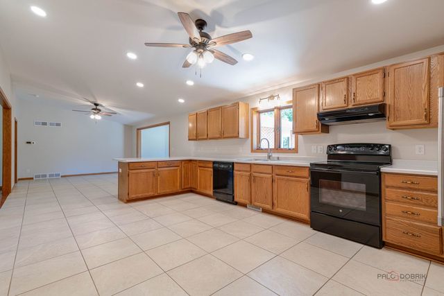 1516 W Reiche Lane, Mchenry, IL 60051