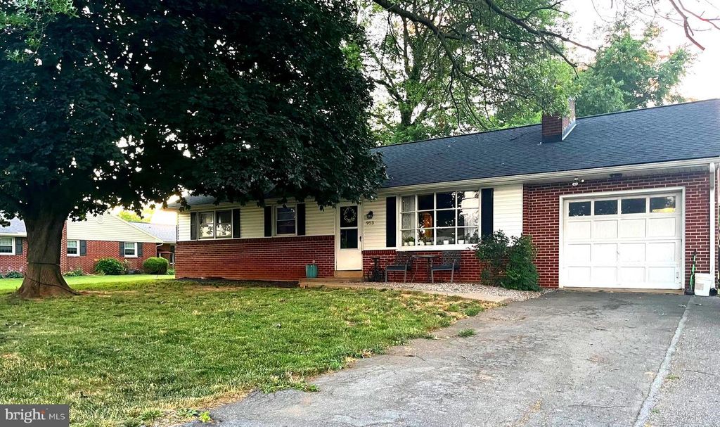 953 IVY DR, Lancaster, PA 17601