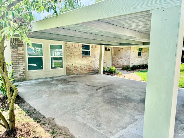 1303 S Franklin Avenue, Cleveland, TX 77327