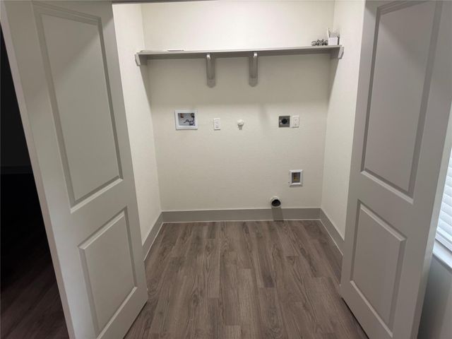 1303 S Franklin Avenue, Cleveland, TX 77327
