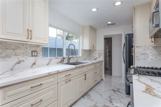 9502 Laurel Canyon, Arleta, CA 91331